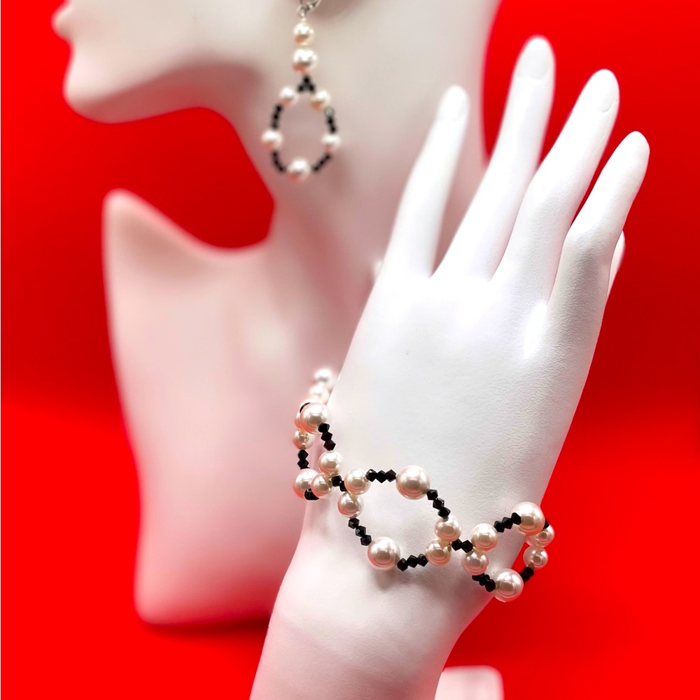 Natural shell pearl beads  freshwater mother of pearl +black crystals Bracelet